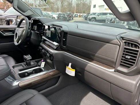 Used 2025 Chevrolet Silverado 1500 LT Trail Boss w/ Convenience Package II AWD/4WD image 33