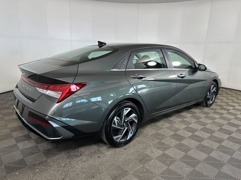 Used 2024 Hyundai Elantra SEL w/ Convenience Package image 3