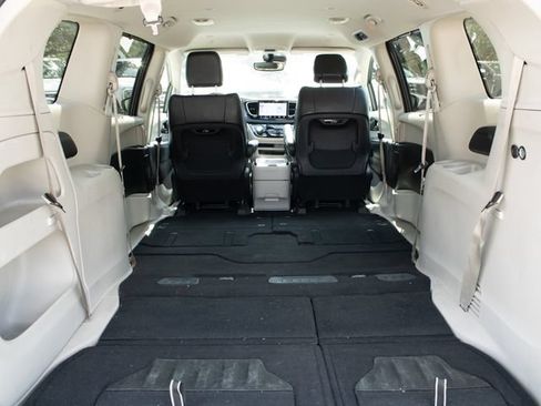 Used 2023 Chrysler Pacifica Touring-L FWD image 18