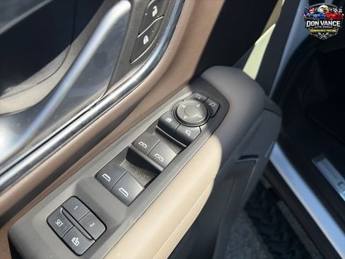Used 2024 Chevrolet Tahoe Z71 w/ Luxury Package AWD/4WD image 11