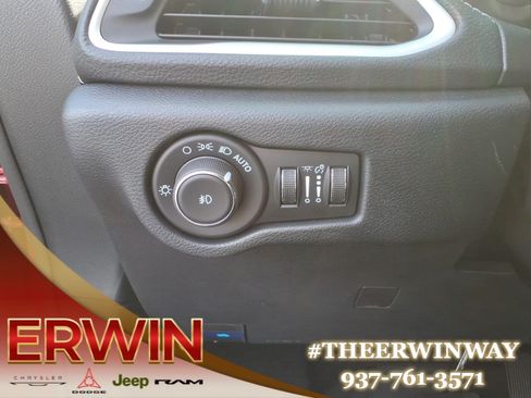 Used 2025 Chrysler Pacifica Select FWD image 15