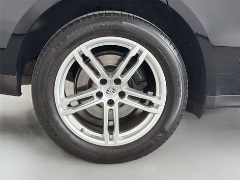 Certified 2024 Porsche Macan w/ Premium Plus Package AWD/4WD image 13