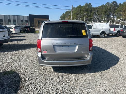 Used 2016 Dodge Grand Caravan SXT w/ UConnect Hands-Free Group FWD image 6