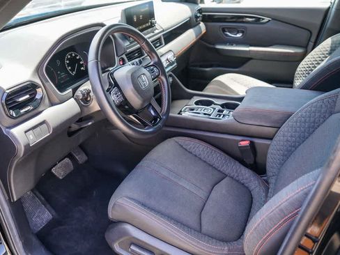 Used 2025 Honda Pilot Sport image 15