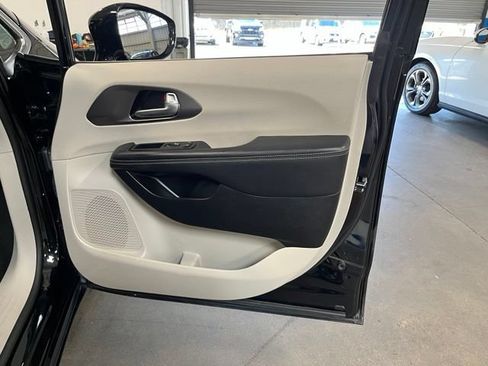 Used 2024 Chrysler Pacifica Touring-L FWD image 13