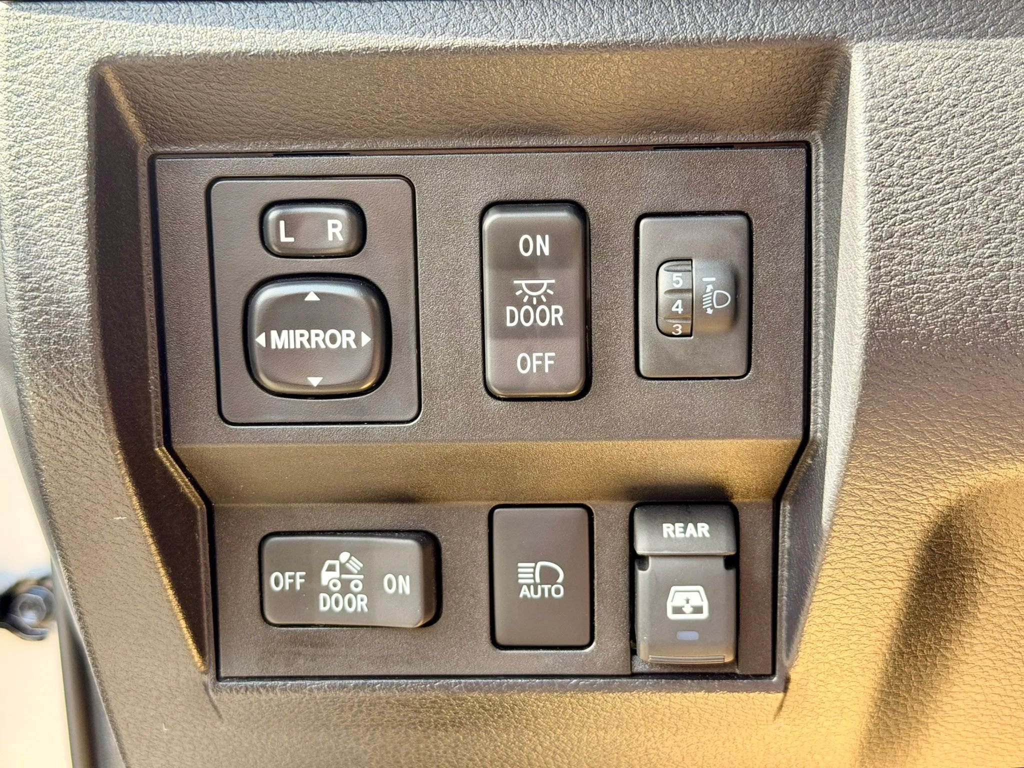 Used 2018 Toyota Tundra SR5 AWD/4WD image 28