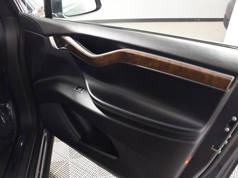 Used 2019 Tesla Model X image 17