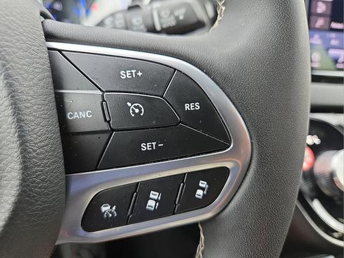 Used 2025 Chrysler Pacifica Select FWD image 18