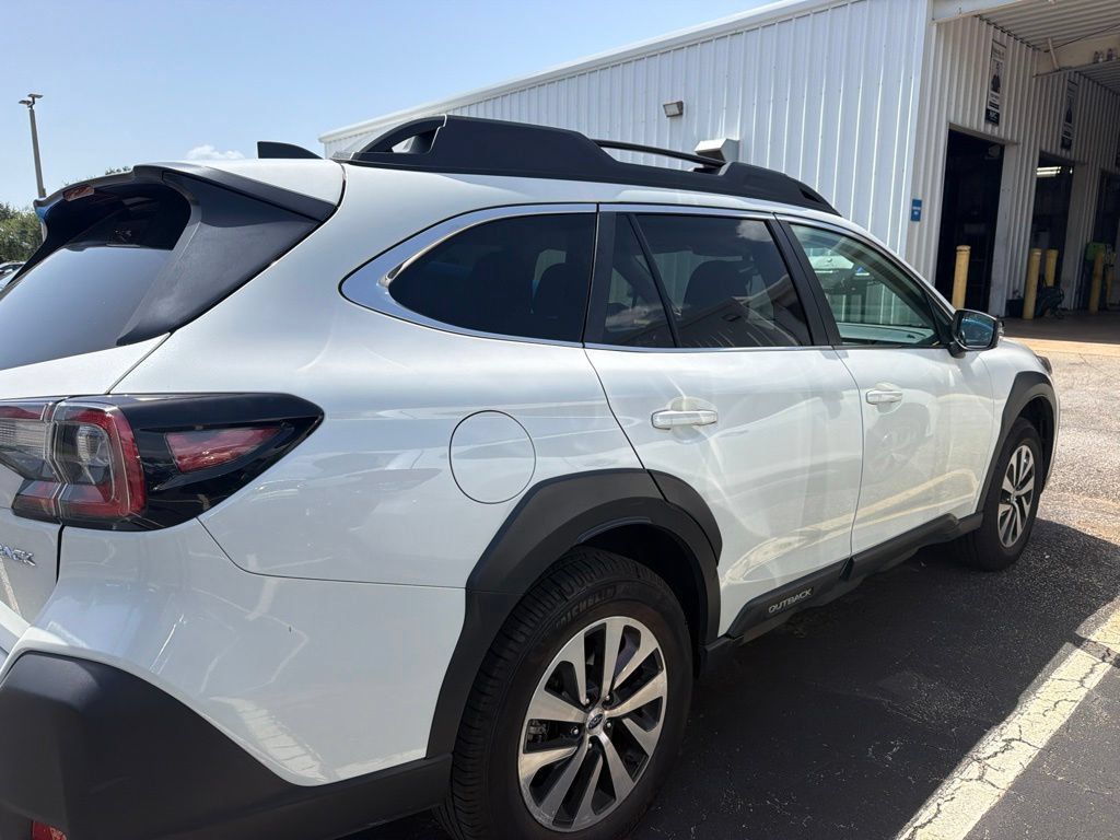 Used 2024 Subaru Outback Premium AWD/4WD image 3