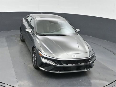 Used 2025 Hyundai Elantra SEL image 36