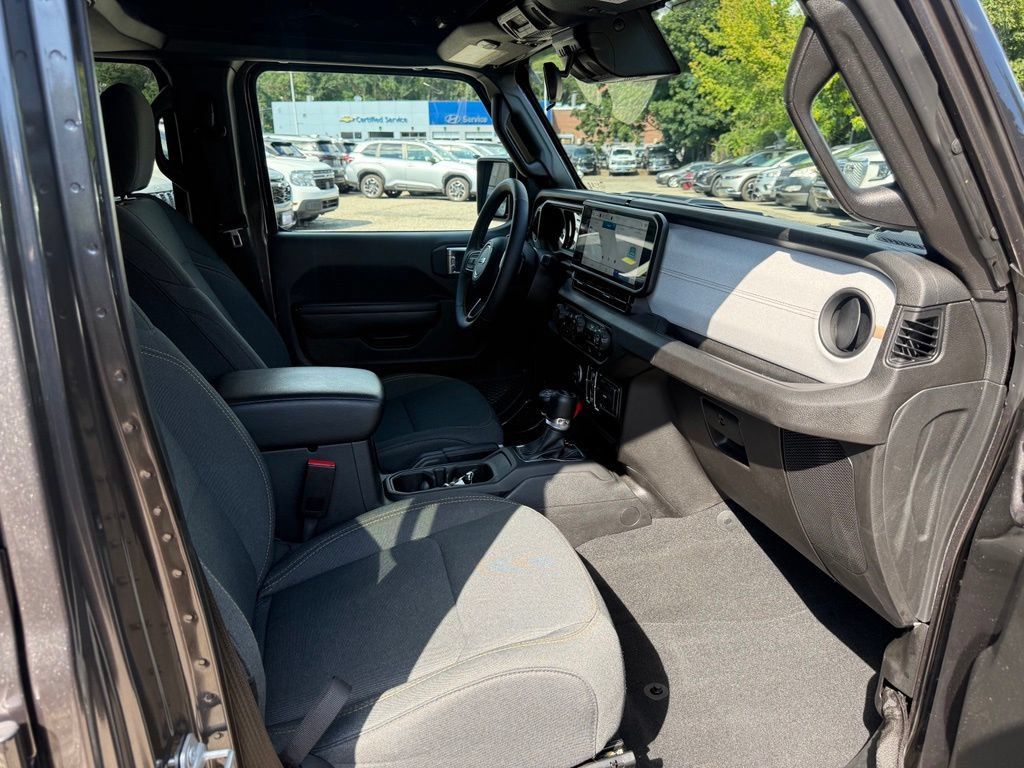 Used 2024 Jeep Wrangler Unlimited w/ Convenience Group AWD/4WD image 17