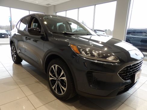 Used 2022 Ford Escape SE w/ SE Sport Appearance Package AWD/4WD image 3