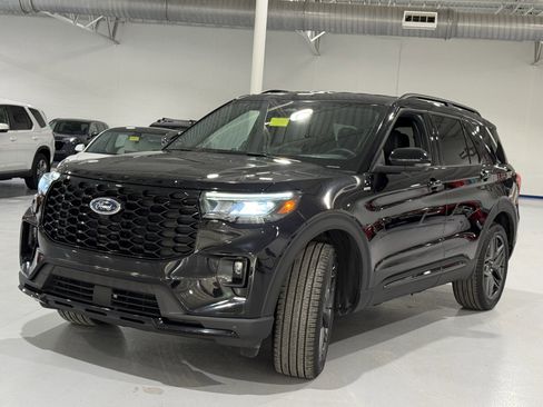 Used 2025 Ford Explorer ST-Line w/ ST-Line Street Pack image 17