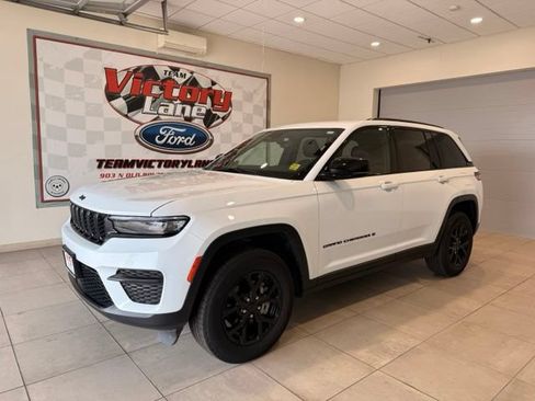 Used 2025 Jeep Grand Cherokee Altitude AWD/4WD image 1