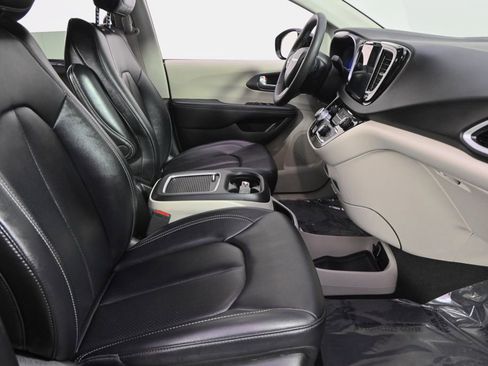 Used 2024 Chrysler Pacifica Touring-L image 16