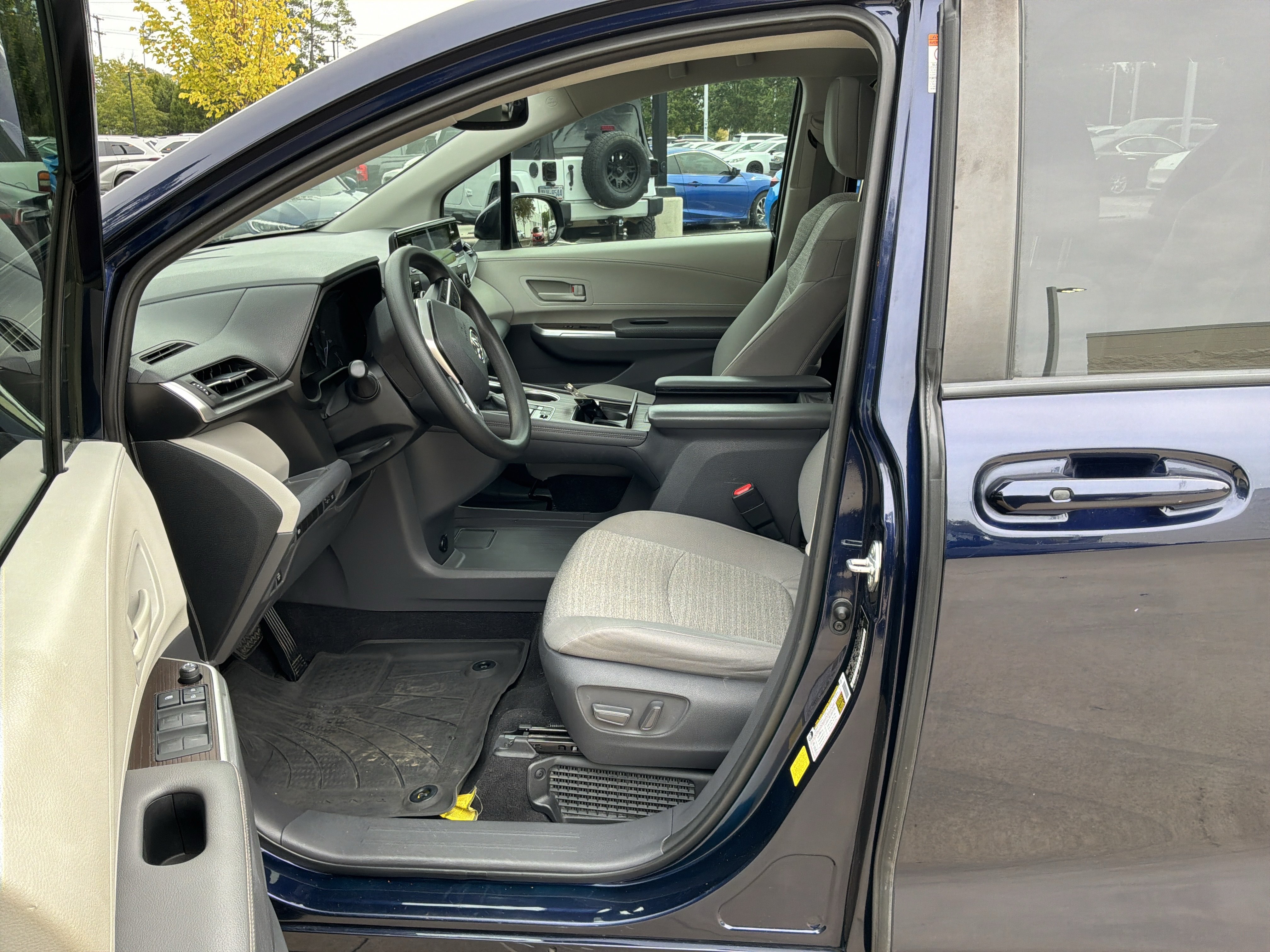 Used 2021 Toyota Sienna LE w/ LE Plus Package AWD/4WD image 16