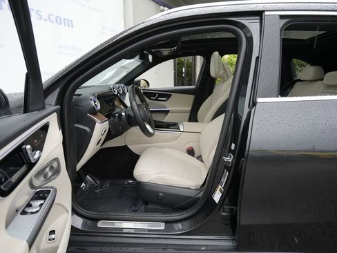 Used 2023 Mercedes-Benz GLC 300 4MATIC w/ Exclusive Trim Package image 17