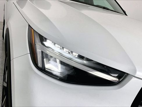 Used 2025 Volvo XC40 B5 Plus AWD/4WD image 32