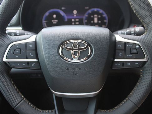 Used 2025 Toyota Sienna XLE Woodland Edition image 32