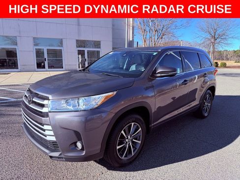 Used 2017 Toyota Highlander XLE image 3