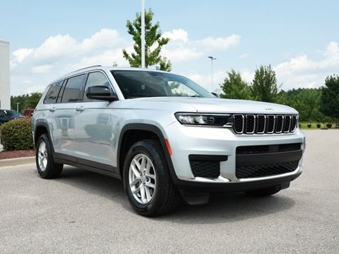 Used 2023 Jeep Grand Cherokee L Laredo RWD image 3