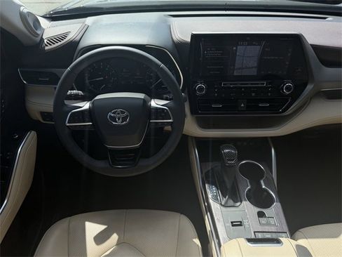 Used 2020 Toyota Highlander Limited image 10