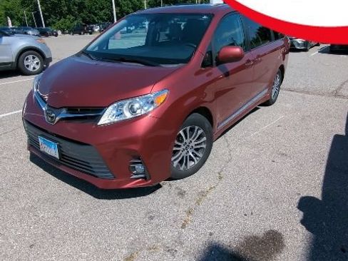 Used 2018 Toyota Sienna XLE w/ XLE Navigation Package FWD image 1