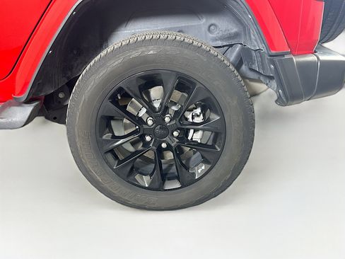 Used 2021 Jeep Wrangler Sahara w/ Dual Top Group image 11