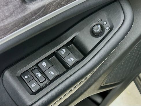 Used 2023 Jeep Grand Cherokee L Limited w/ Luxury Tech Group II image 21