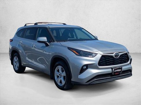 Used 2022 Toyota Highlander LE FWD image 3
