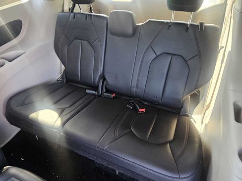 Used 2018 Chrysler Pacifica Touring-L w/ Advanced Safetytec Group FWD image 24