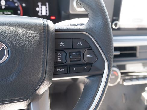 Used 2025 Toyota 4Runner SR5 AWD/4WD image 8