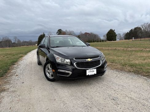 Used 2016 Chevrolet Cruze LT image 2