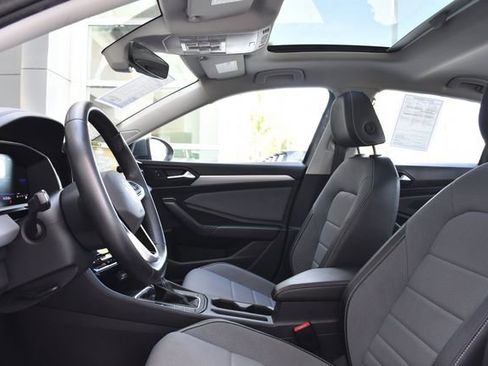 Used 2025 Volkswagen Jetta SE FWD image 19