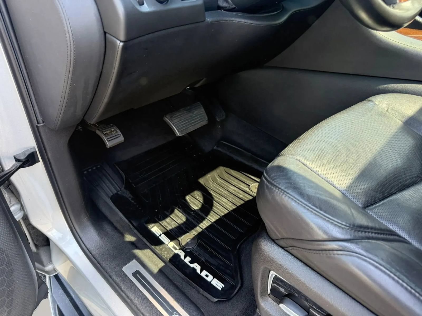 Used 2020 Cadillac Escalade ESV Luxury RWD image 16