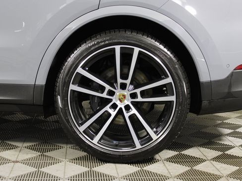 Used 2024 Porsche Cayenne Coupe image 40