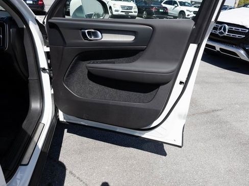 Used 2024 Volvo XC40 B5 Plus image 19