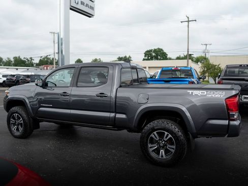 Used 2016 Toyota Tacoma TRD Sport AWD/4WD image 5