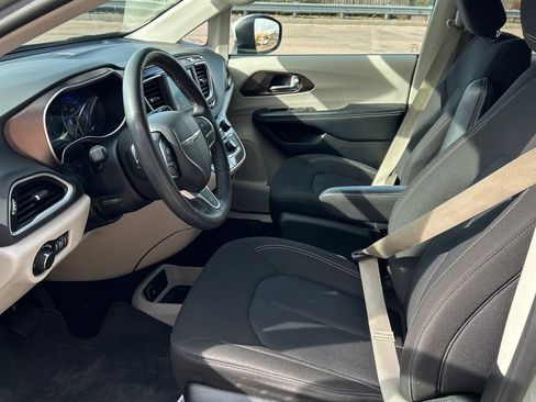 Used 2023 Chrysler Voyager LX FWD image 9