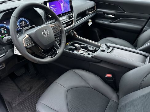 Certified 2025 Toyota Grand Highlander AWD Hybrid image 12
