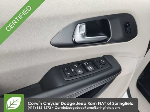 Used 2024 Chrysler Pacifica Touring-L FWD image 21