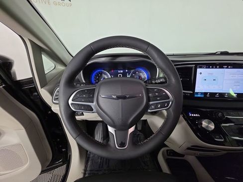Used 2024 Chrysler Pacifica Touring-L FWD image 25