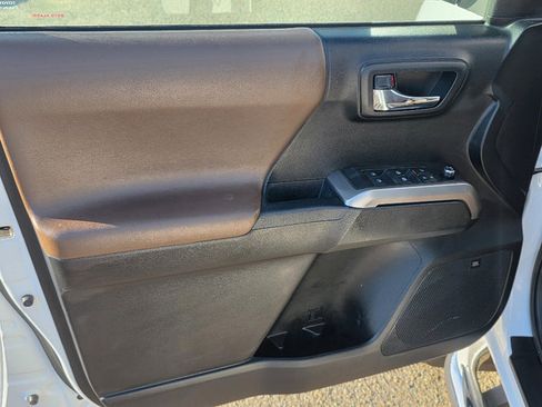 Used 2017 Toyota Tacoma Limited image 32