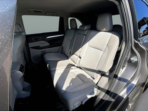 Used 2018 Toyota Highlander LE image 24