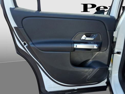 Used 2021 Mercedes-Benz GLB 250 4MATIC image 12