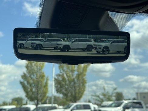 New 2025 Jeep Grand Cherokee Limited w/ Luxury Tech Group II image 30