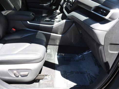 Used 2021 Toyota Highlander XLE AWD/4WD image 26