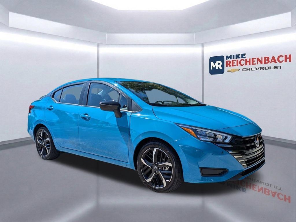 Used 2025 Nissan Versa SR FWD image 2
