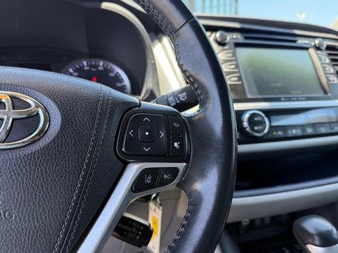 Used 2018 Toyota Highlander Plus w/ Preferred Accessory Package AWD/4WD image 23