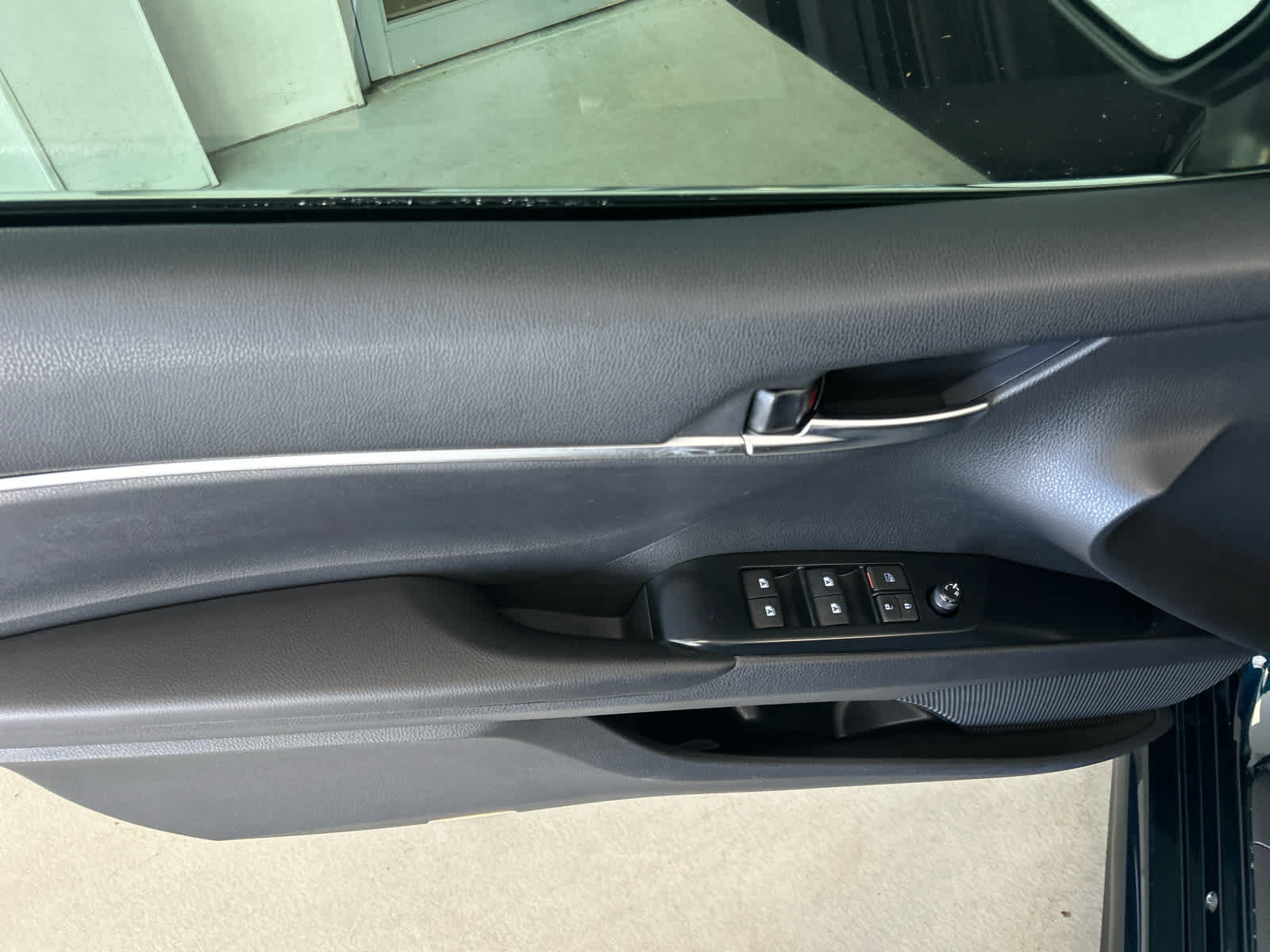 Used 2018 Toyota Camry SE FWD image 18